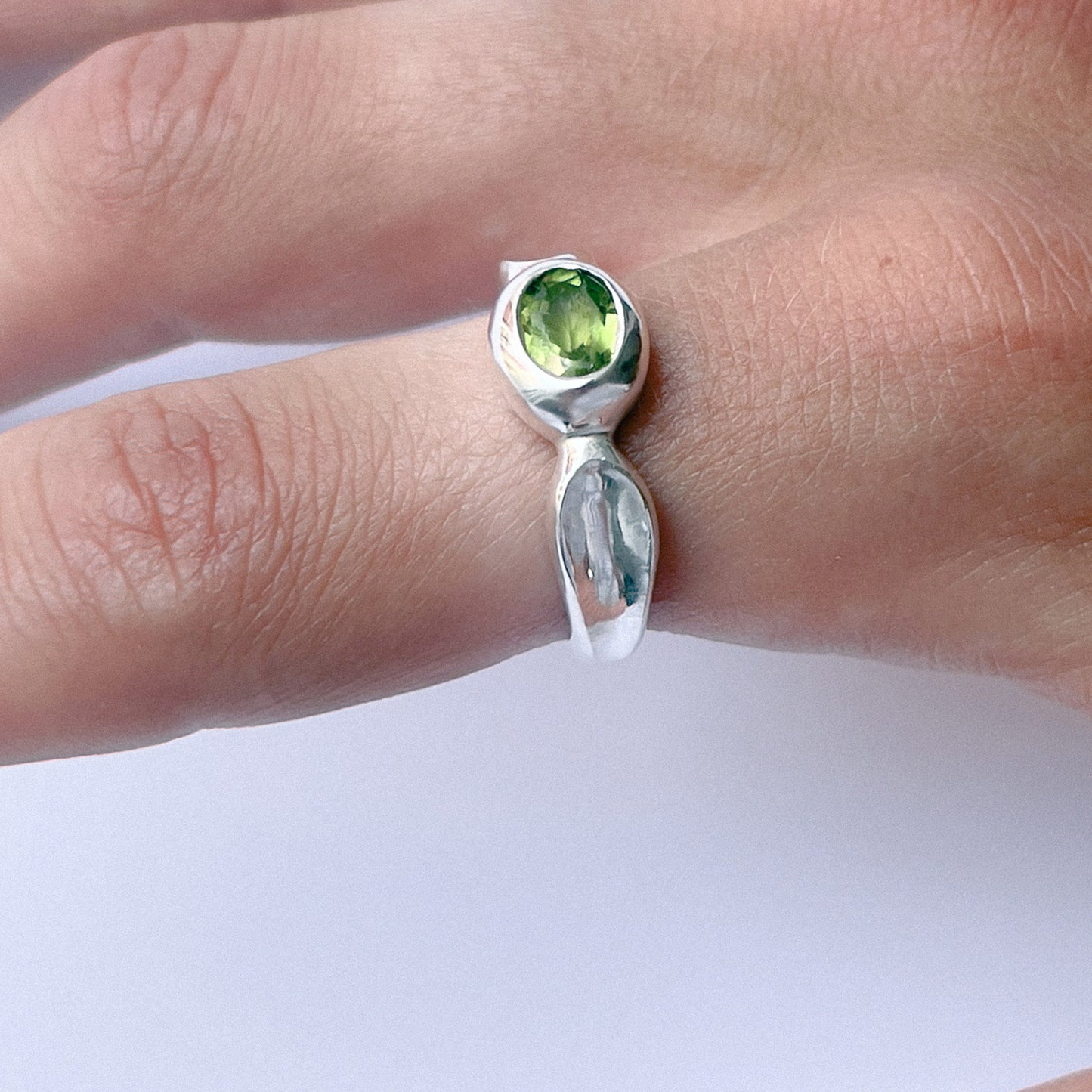 Pétalo Ring handmade in 925 Sterling Silver worn on finger by BÚMBUNER