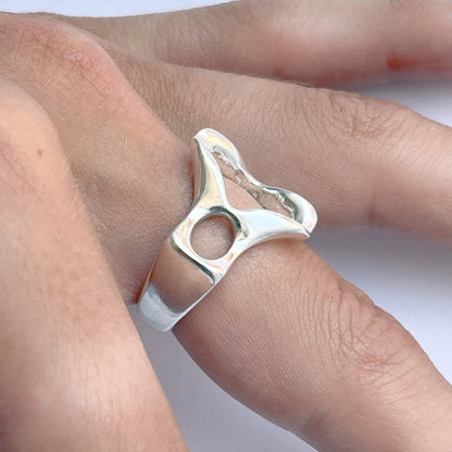 Beso Ring handmade in 925 Sterling Silver worn on finger by BÚMBUNER
