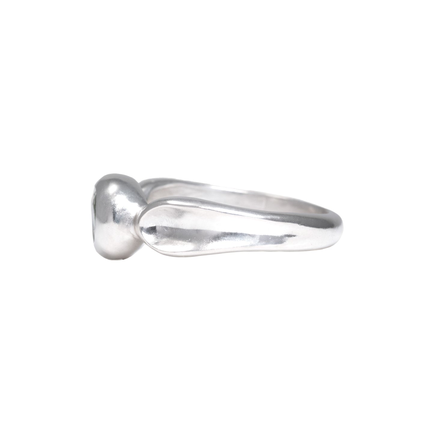 Pétalo Ring side view handmade in 925 Sterling Silver with natural Peridot by BÚMBUNER
