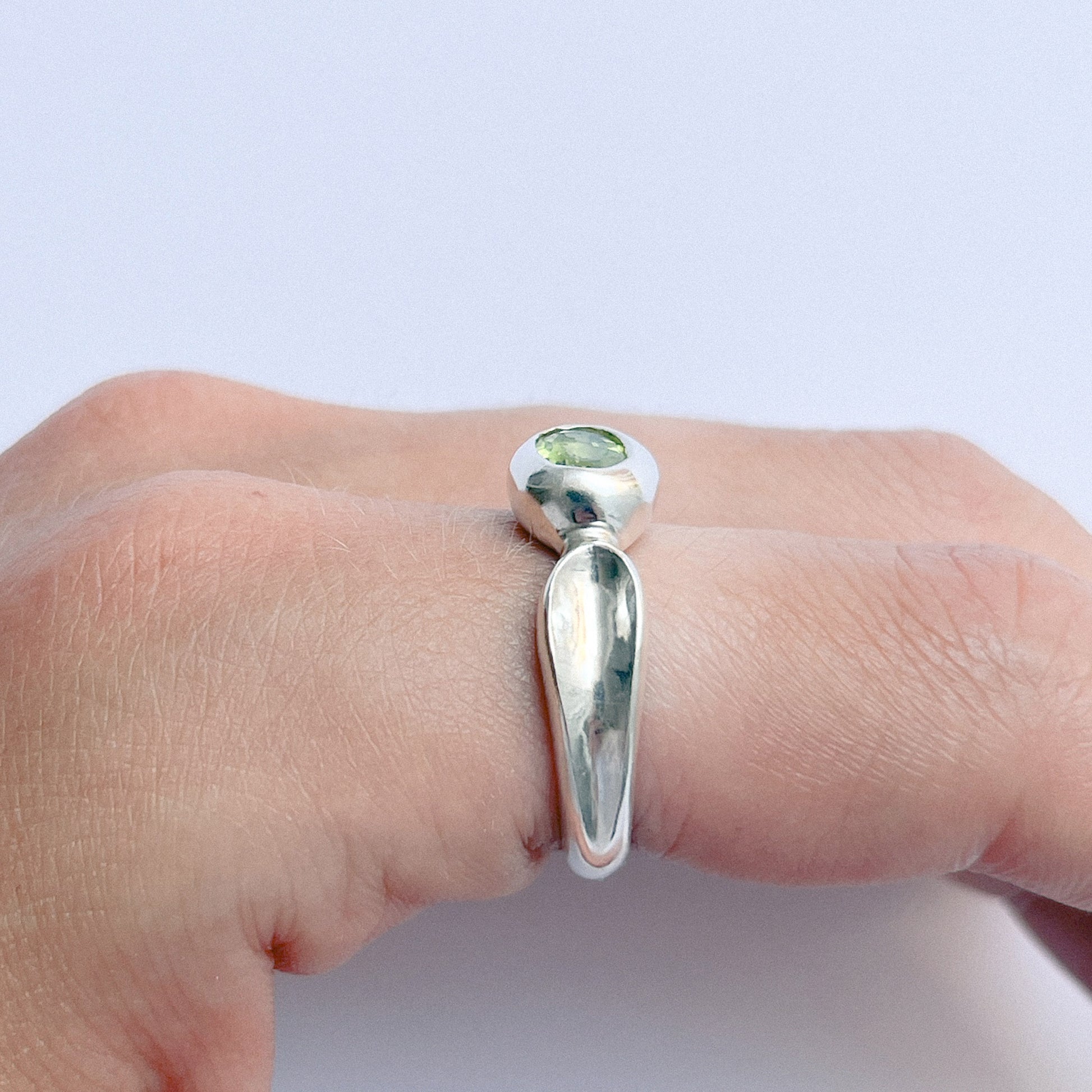 Pétalo Ring handmade in 925 Sterling Silver worn on finger by BÚMBUNER
