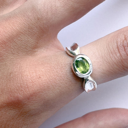 Pétalo Ring handmade in 925 Sterling Silver worn on finger by BÚMBUNER
