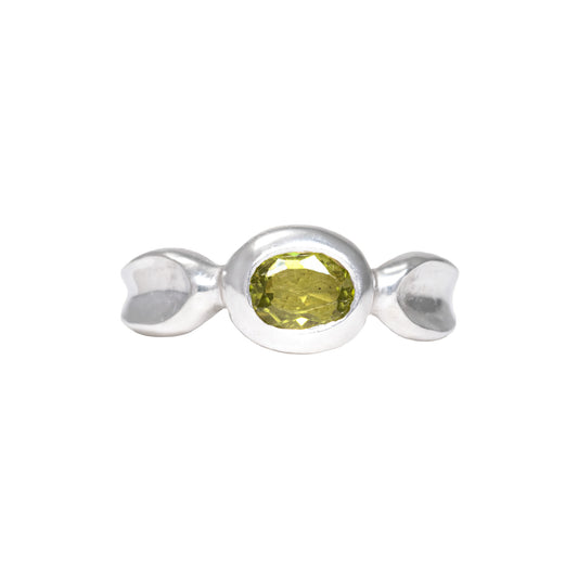 Pétalo Ring front view handmade in 925 Sterling Silver with natural Peridot by BÚMBUNER