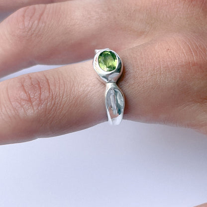 Pétalo Ring handmade in 925 Sterling Silver worn on finger by BÚMBUNER
